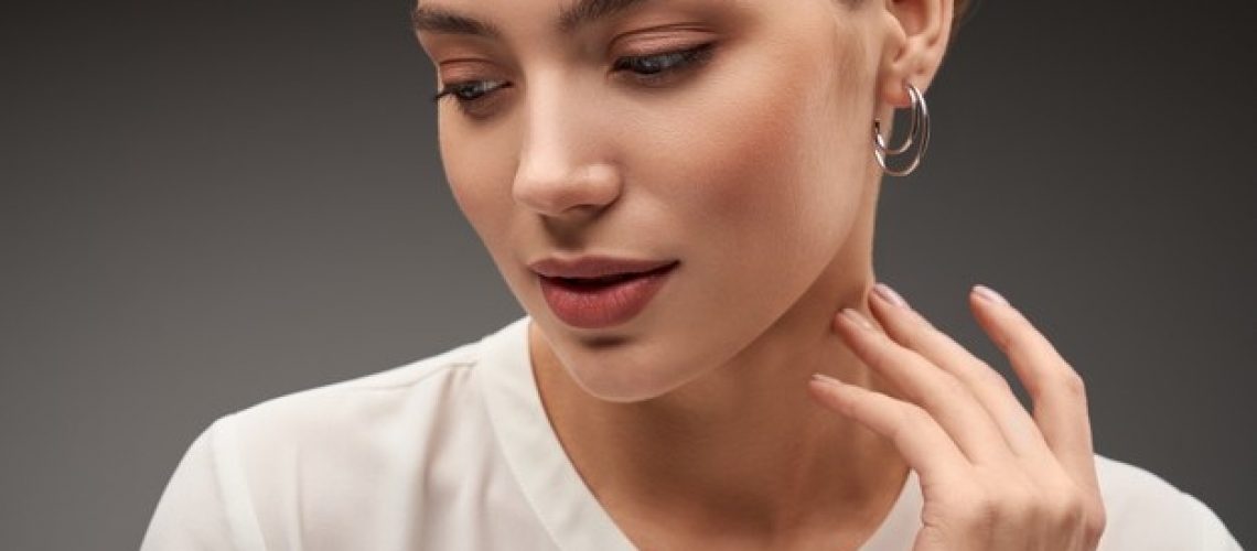model-demonstrating-silver-earrings_7502-7054